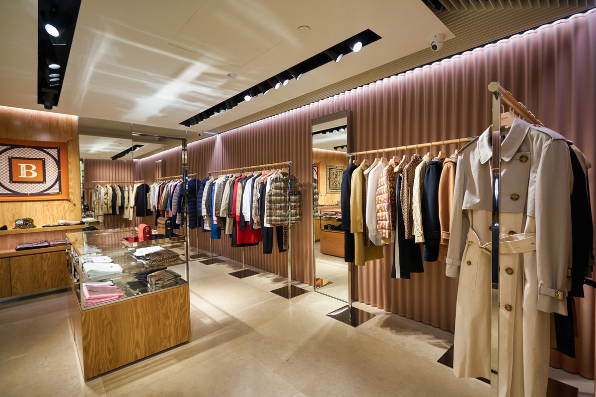 ​Brytyjski dom mody Burberry, znany z charakterystycznych trenczy i ponad 150-letniej historii, zapowiedział redukcję aż 1700 miejsc pracy na całym świecie do 2027 roku, w tym zlikwidowanie nocnej zmiany w swojej fabryce płaszczy przeciwdeszczowych w Yorkshire. To niemal 18 proc. globalnego zatrudnienia firmy, która obecnie liczy około 9300 pracowników.