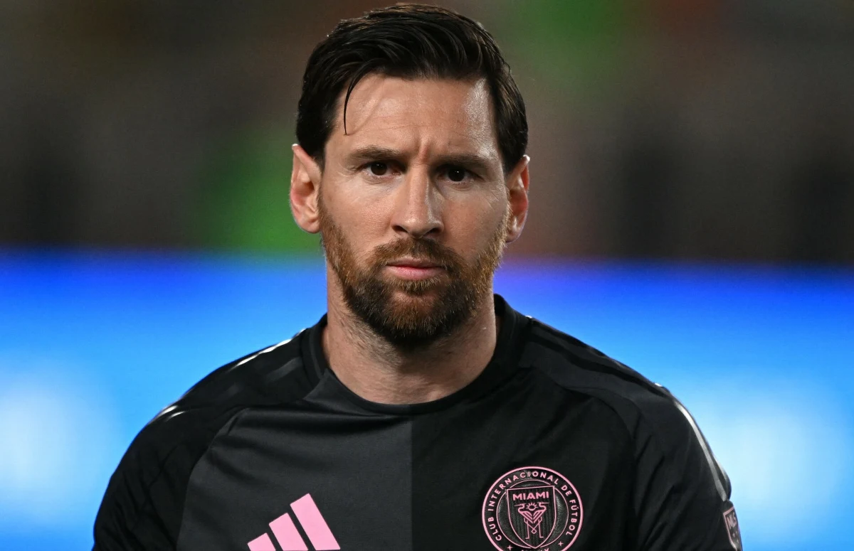 Leo Messi wściekł się po środowym remisie 3:3 z San Jose Earthquakes w meczu MLS. Argentyńczyk wpadł w furię po ostatnim gwizdku i ostro skonfrontował się z sędzią Joe Dickersonem, który nie podyktował na jego korzyść rzutu wolnego tuż poza polem karnym.