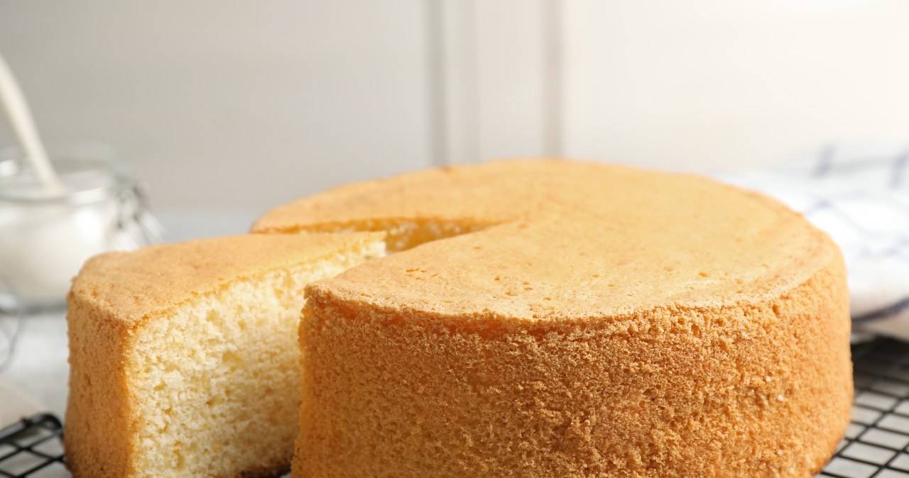 Lekki, puszysty i bez proszku do pieczenia. Jak zrobić perfekcyjny biszkopt genueński?