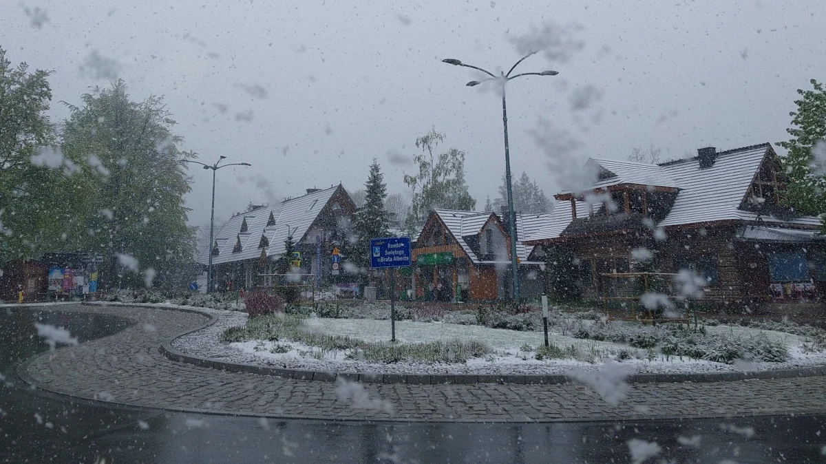Zima wróciła w Tatry. Śnieg sypie nie tylko wysoko w górach, ale także w samym Zakopanem. Jak prognozują synoptycy, przez weekend może spaść nawet kilkadziesiąt centymetrów białego puchu.