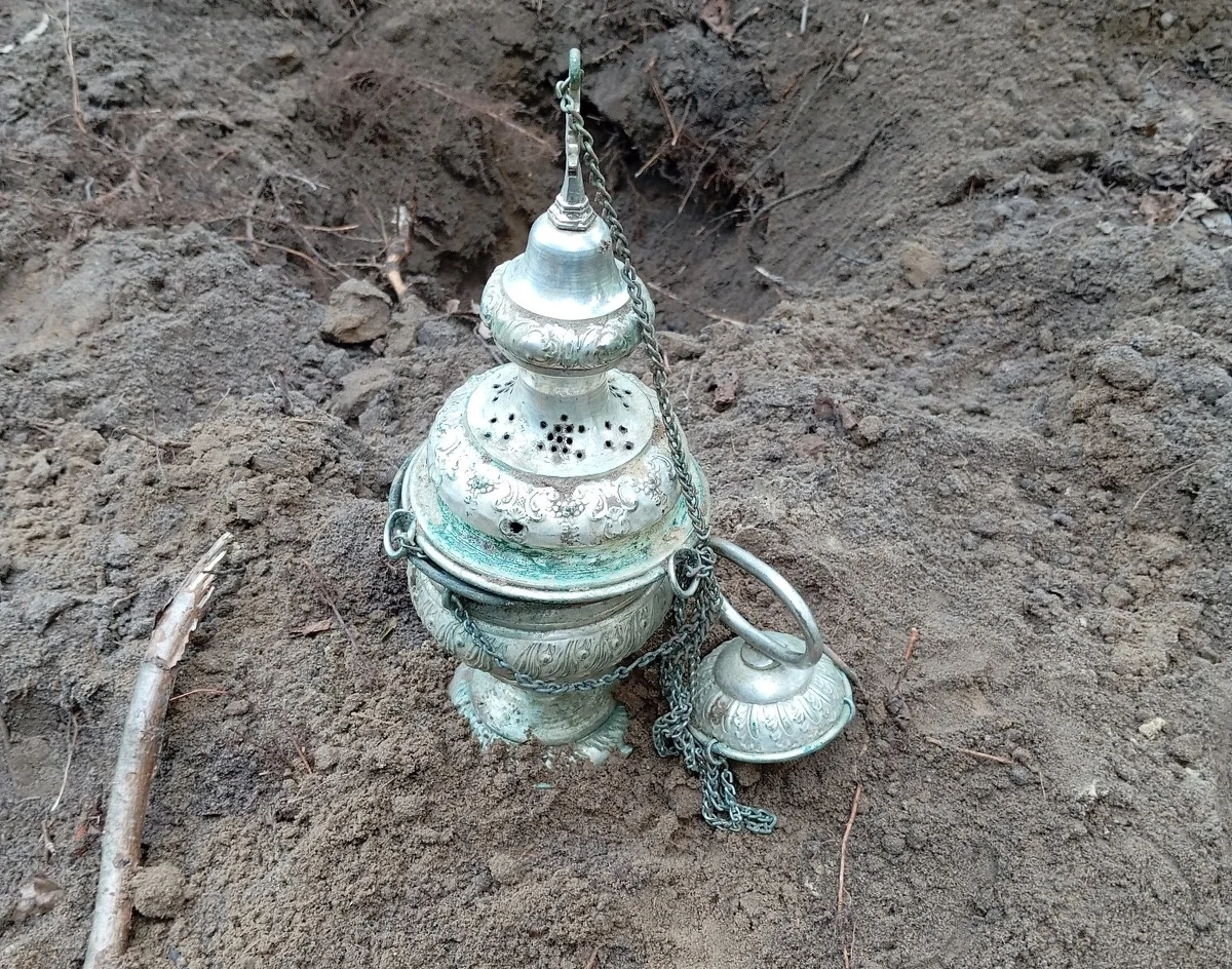 Oryginalne znalezisko na terenie leśnictwa Dziewięcierz na Podkarpaciu. Podczas poszukiwań z wykorzystaniem wykrywacza metali natrafiono na niecodzienny skarb – trybularz z przełomu XIX i XX w.