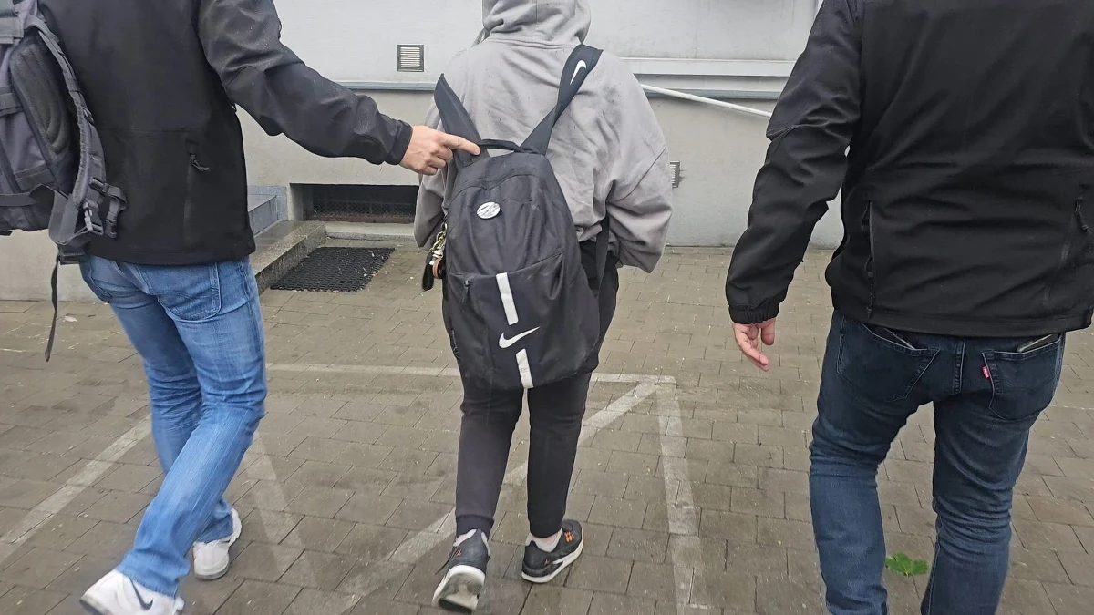 Przesłuchanie 24-letniego mężczyzny zatrzymanego w związku z zaginięciem 11-letniej Patrycji ze Strzelec Opolskich nastąpi w piątek - dowiedziała się reporterka RMF FM Anna Kropaczek. Wstępnie prokuratura rozważa kwalifikację tego zdarzenia jako występku z art. 211 kodeksu tj. uprowadzenie bądź zatrzymania osoby małoletniej wbrew woli prawnego opiekuna. Policja opublikowała zdjęcia i filmy z akcji poszukiwawczej. Dziewczynka odnalazła się w jednym z mieszkań w Żorach w województwie śląskim. Aktualnie funkcjonariusze wyjaśniają, jak doszło do spotkania mężczyzny z 11-latką, od kiedy się znają i co się działo, kiedy dziewczynka była w jego towarzystwie. 