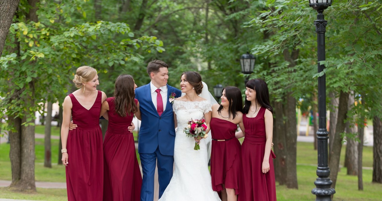 Ten kolor sukienki to weselny hit. Jaki fason wybrać i komu pasuje?