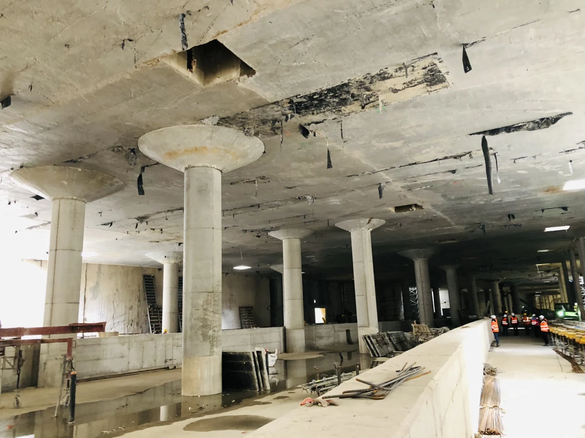 Przygotowywany z wielką precyzją podziemny przystanek kolejowy Łódź Koziny będzie pierwszym w Polsce obiektem tego typu z dwoma poziomami dla pociągów. Ta monumentalna konstrukcja, mogąca pomieścić 10-piętrowy budynek, oznacza rewolucję w miejskim i krajowym transporcie kolejowym.