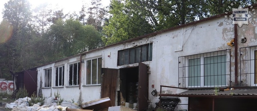 Policja i prokuratura wyjaśniają okoliczności pożaru dawnej stolarni w Ludwinowie w powiecie myszkowskim. We wtorek doszło tam do pożaru. Na miejscu zdarzenia znaleziono ciało mężczyzny. Dziś pojawiły się nowe informacje w tej sprawie. 
