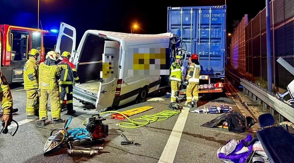 Prokuratura przekazała nowe informacje w sprawie tragicznego wypadku, do którego doszło na trasie S2 w rejonie miejscowości Konotopa na Mazowszu. Pięć osób zginęło, a trzy zostały ranne.
Zdaniem śledczych kierowca prawdopodobnie zasnął, w ostatniej chwili - przed czołowym zderzeniem - ocknął się i "wykonał manewr obronny".