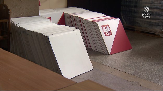 Organizacyjna mobilizacja w całym kraju, bo to już ostatnie przygotowania do wyborów. Rozstawianie urn, sprawdzanie długopisów, potwierdzanie składów komisji. Dla tych, którzy czekali do ostatniej chwili, jest jeszcze szansa by zagłosować w innym miejscu niż to zamieszkania.Materiał dla "Wydarzeń" przygotowała Iwona Urbańska.