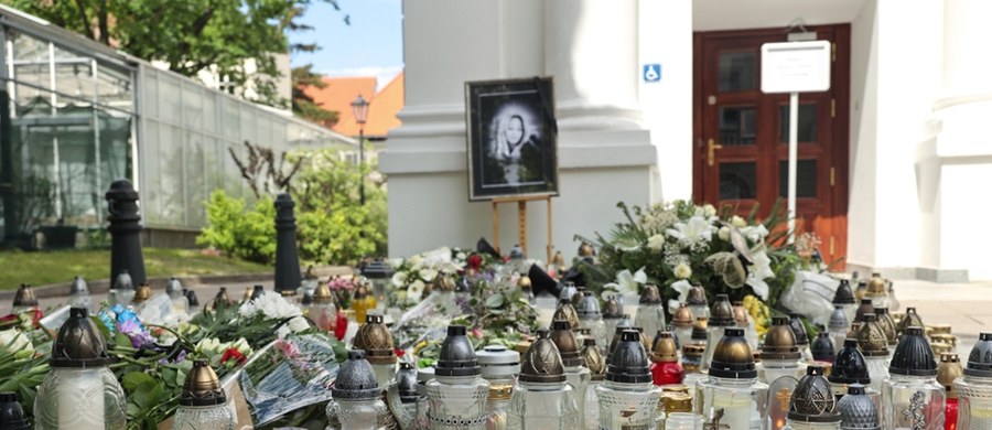 Uniwersytet Warszawski przekazał informacje o pogrzebie pracującej na uczelni portierki, która została zabita w czasie ataku z 7 maja. Rodzina kobiety apeluje do mediów o to, by powstrzymały się od udziału w uroczystościach. 