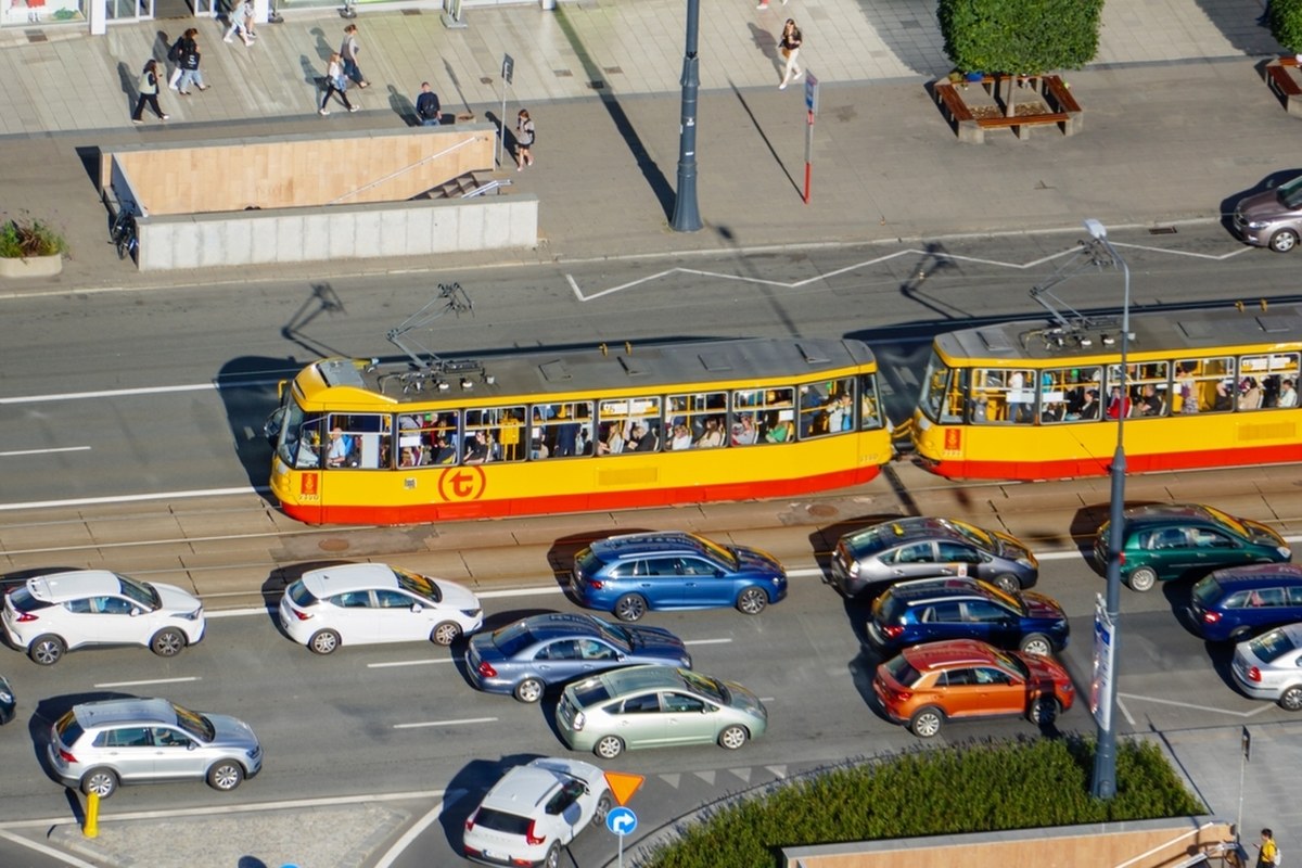 Wypadek w centrum Warszawy. Samochód zderzył się z tramwajem