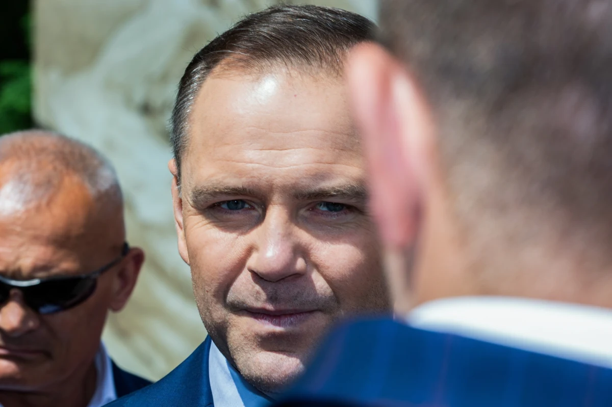 Karol Nawrocki pożyczył Jerzemu Ż. na zakup kawalerki 12 tys. zł na 20 proc. w skali roku - pisze "Gazeta Wyborcza". "Senior nie byłby w stanie spłacić nawet odsetek" - podkreśla "GW". "W tej pożyczce zupełnie nie miało znaczenia to, co jest tam zapisane, bo ja panu Jerzemu pomagałem, nie musiał mi tej pożyczki zwracać" - odpowiedział w Polsat News kandydat na prezydenta, popierany przez PiS.