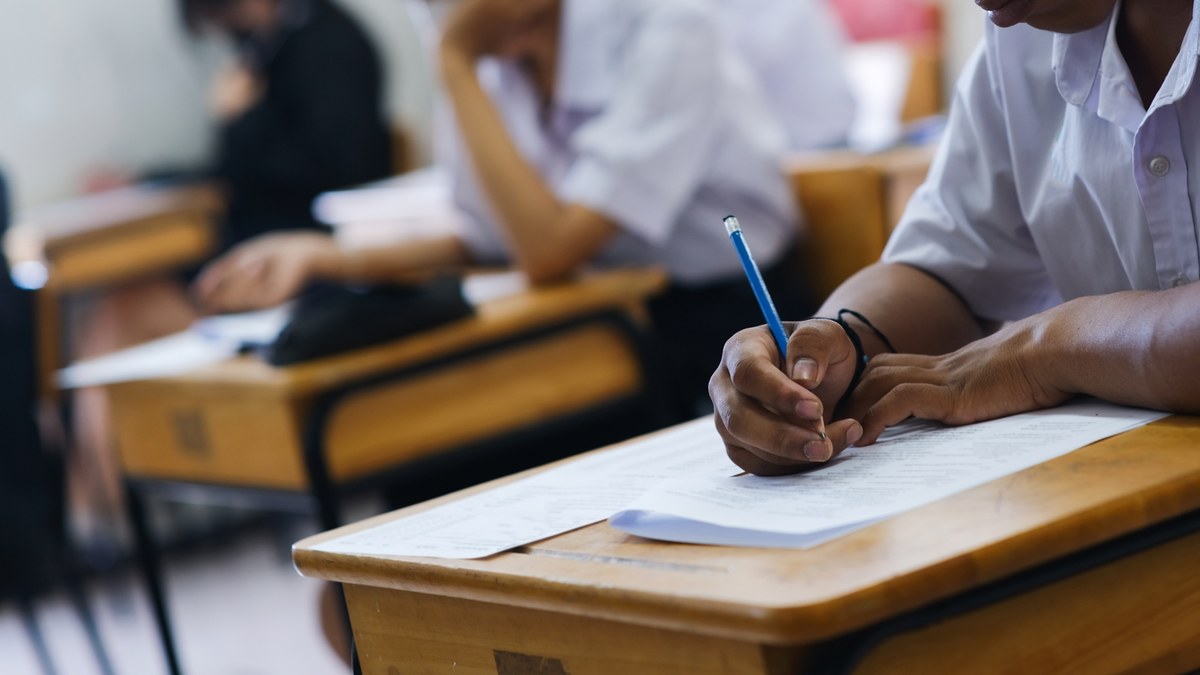 Maturzyści w piątek przystępują do pisemnego egzaminu z chemii. Po południu odbędą się z kolei pisemne testy z języków mniejszości narodowych na poziomie rozszerzonym.Testy te nie są obowiązkowe. Piszą je tylko ci, którzy zadeklarowali taką wolę.
