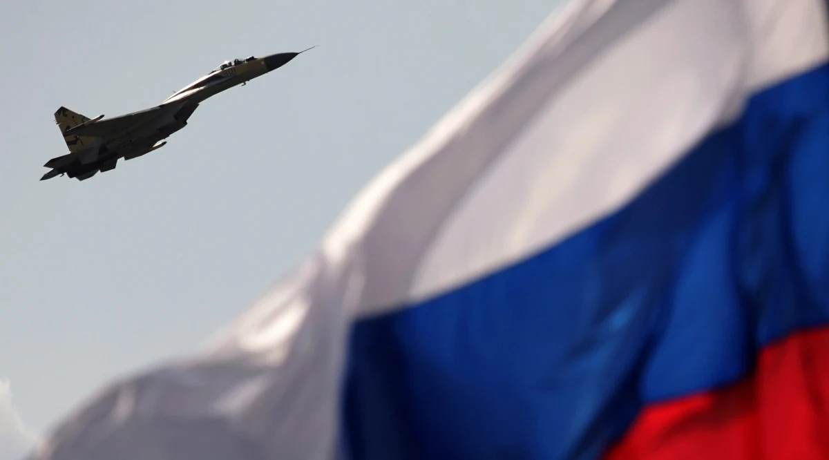 Nie milkną echa wtorkowego incydentu w Zatoce Fińskiej, gdy estońska marynarka wojenna - pod czujnym okiem rosyjskiego myśliwca Su-35 -wyprowadziła na rosyjskie wody podejrzany tankowiec "Jaguar" z "floty cieni". Szef Sztabu Generalnego Estońskich Sił Zbrojnych gen. Vahur Karus przyznał, że to pierwsza taka sytuacja, kiedy rosyjskie siły powietrzne w odpowiedzi przyjęły "aktywną pozycję ochronną" wobec takiej jednostki.