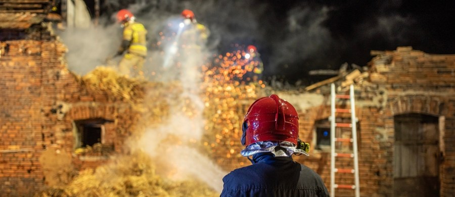 Tragiczny pożar w świętokrzyskich Zajączkowicach. Podczas akcji gaśniczej na terenie gospodarstwa rolnego strażacy natknęli się na zwęglone zwłoki kobiety.