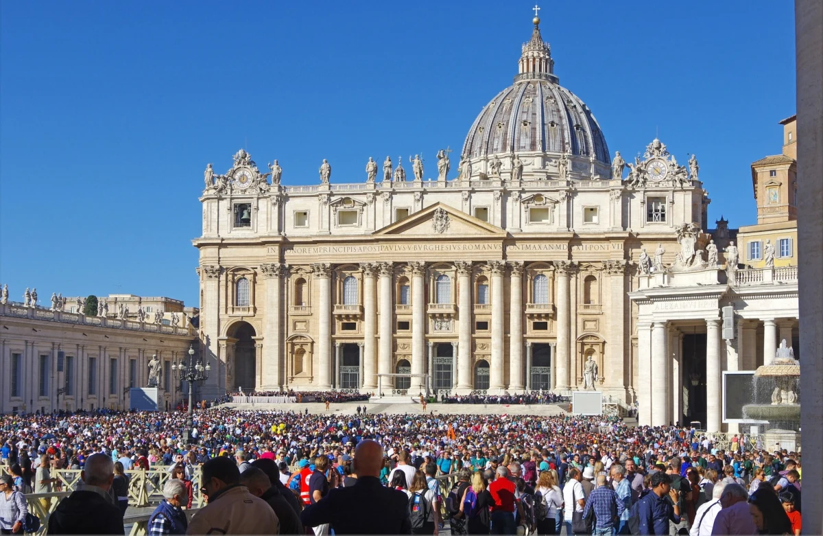 Najbliższy weekend w Rzymie będzie jednym z najbardziej intensywnych od lat - pod względem liczby uczestników, skali wydarzeń i poziomu zabezpieczeń. W ciągu zaledwie trzech dni odbędą się uroczystości religijne z udziałem papieża Leona XIV, jubileuszowe pochody bractw z całego świata oraz finały prestiżowych wydarzeń sportowych. Stolica Włoch stanie się centrum światowej uwagi i wyzwaniem dla służb porządkowych.