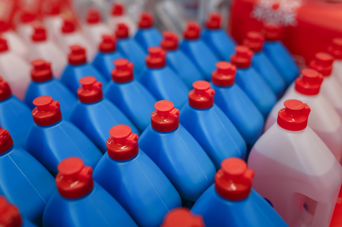 Jak informuje pismo "Nature Chemical Biology", bakteria, która żywi się ropą naftową, produkuje biosurfakant, organiczny detergent. Głównie po to, by móc przyczepiać się do kropelek ropy. 