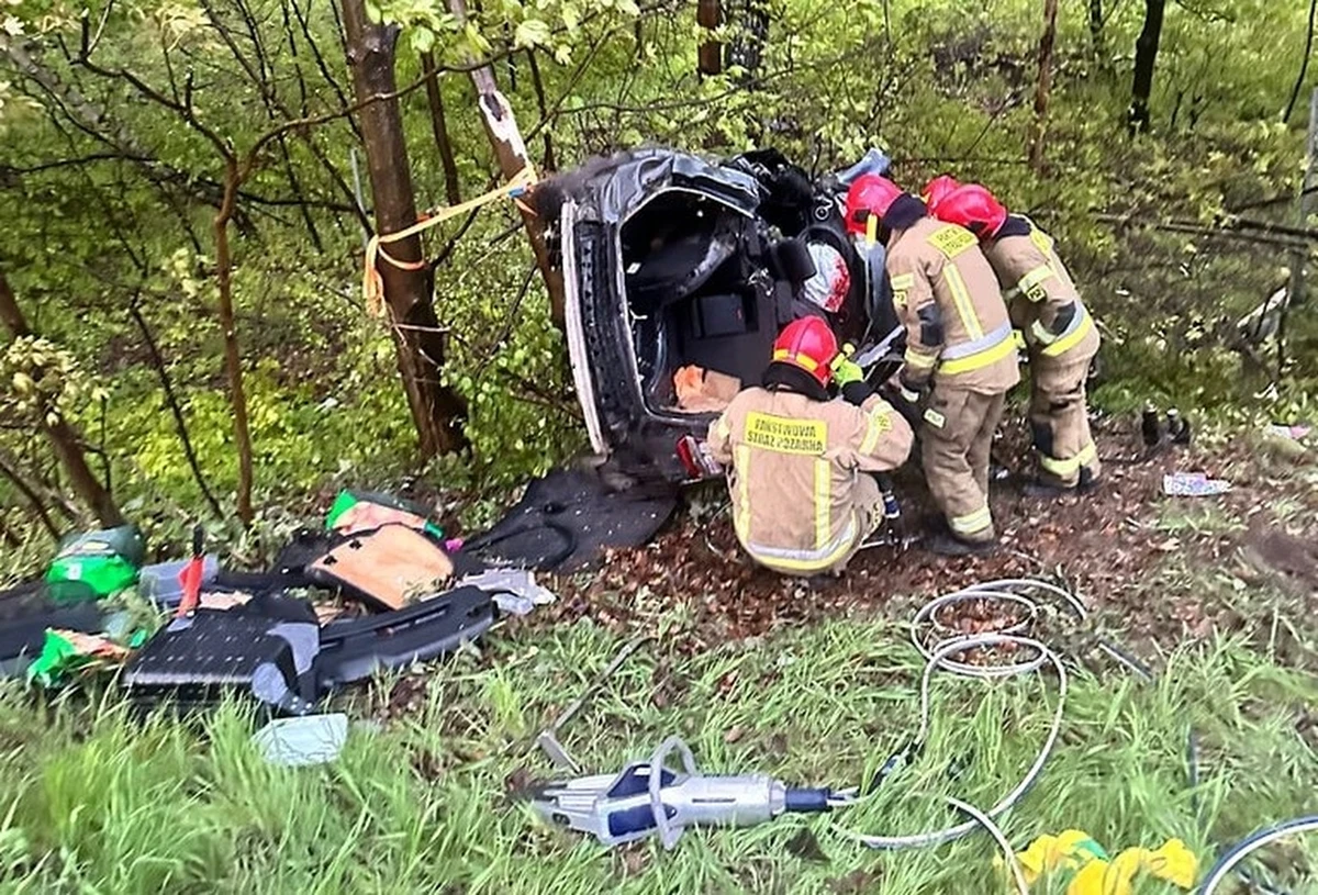 Dramatyczny poranek na obwodnicy Trójmiasta. 45-letnia kobieta zginęła na miejscu po tym, jak jej samochód osobowy podczas manewru wyprzedzania zahaczył o inne auto, przebił barierki energochłonne i dachował. Służby nie miały wątpliwości - obrażenia były zbyt rozległe, by podjąć akcję ratunkową.