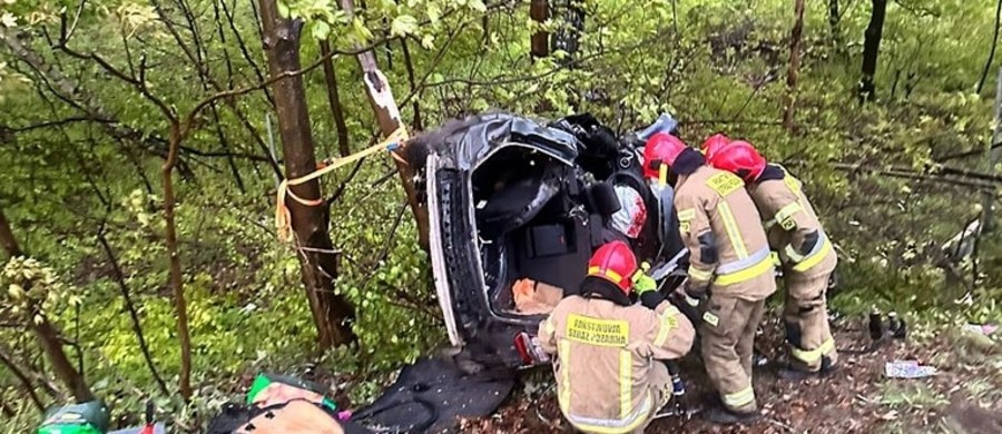 Dramatyczny poranek na obwodnicy Trójmiasta. 45-letnia kobieta zginęła na miejscu po tym, jak jej samochód osobowy podczas manewru wyprzedzania zahaczył o inne auto, przebił barierki energochłonne i dachował. Służby nie miały wątpliwości - obrażenia były zbyt rozległe, by podjąć akcję ratunkową.