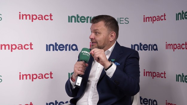 - Sektor kosmiczny to jest sektor horyzontalny, nie wertykalny - mówił w rozmowie z Interią Biznes Łukasz Wilczyński z Europejskiej Fundacji Kosmicznej. - Najbliższy nas biznes kosmiczny to jest orbita ziemska. Orbita ziemska jest wyceniana, a ten biznes jeszcze się nie zaczął w pełni, już jest wyceniana na 10 mld dolarów - dodał Wilczyński. Wskazał, że powodem są nie tylko satelity, ale możliwości produkcyjne. - Moim ulubionym przykładem jest firma amerykańska, producent soczewek (...). Firma testowała na stacji orbitalnej produkcję soczewek i okazało się, że one są o wiele bardziej wytrzymalsze, precyzyjniejsze, tańsze w produkcji właśnie na orbicie. Podpisali umowę ze stacją kosmiczną i produkcja będzie w 80 proc. realizowana na orbicie. Ludzie będą na Ziemi kupowali rzeczy, które zostały wyprodukowane na orbicie. To kwestia kilku lat – ocenia ekspert w rozmowie z Interią Biznes. 