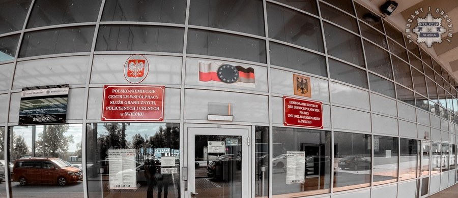 28-letni obywatel Bułgarii rozkochiwał młode kobiety, które były w trudnej sytuacji życiowej, a następnie przemocą zmuszał je do prostytucji. Służby zatrzymały mężczyznę, który przez 10 lat zajmował się handlem ludźmi. Grozi mu teraz do 20 lat więzienia.