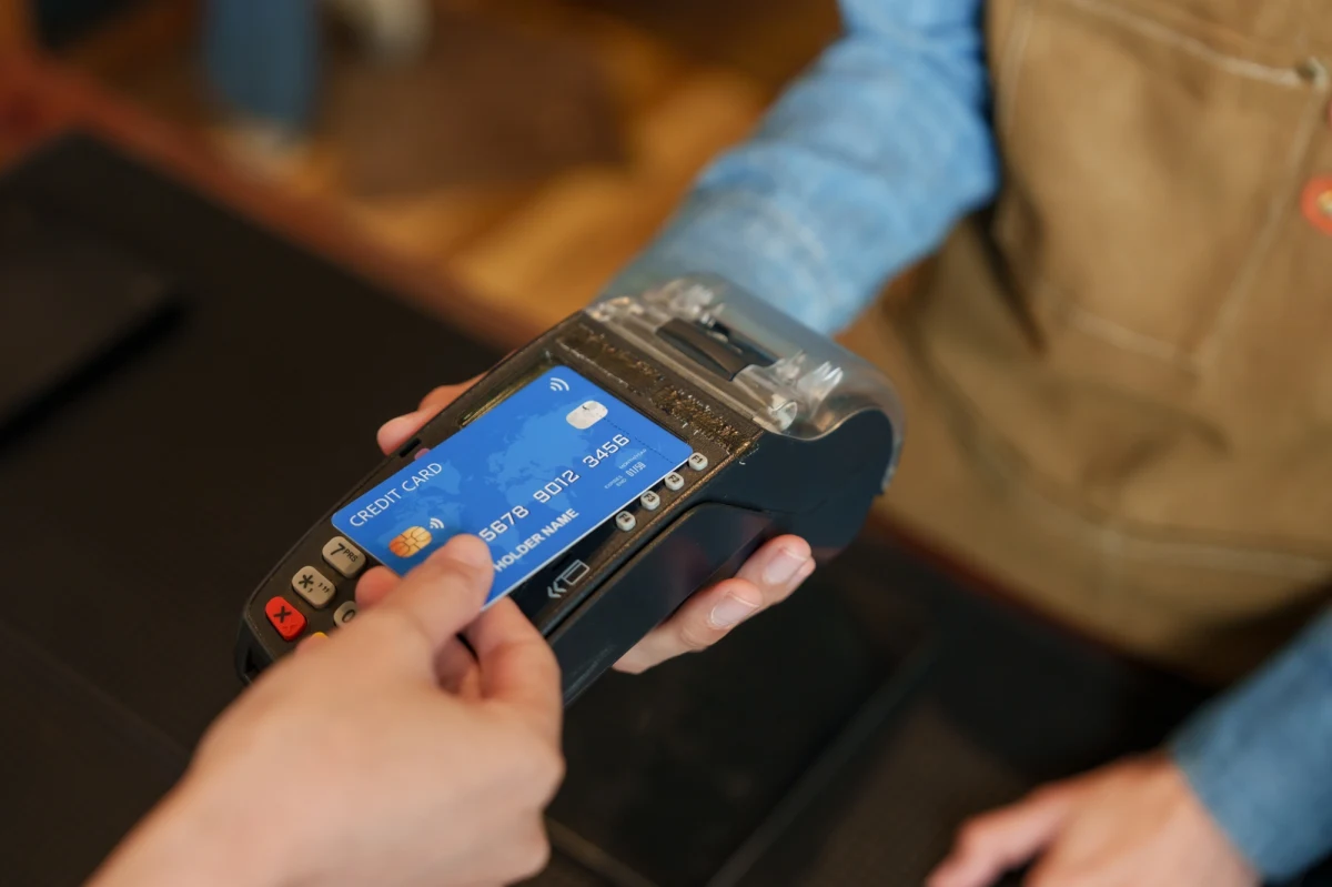 W niedalekiej przyszłości nasze codzienne płatności mogą wyglądać zupełnie inaczej niż teraz. Unia Europejska planuje rewolucję w sektorze kart płatniczych, która może sprawić, że z plastikowych kart znikną dobrze znane elementy, takie jak numer karty, data ważności czy kod CVV.