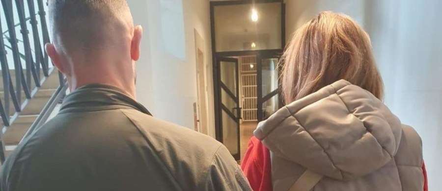 Brutalny atak w Opolu. 31-letni mężczyzna i jego 28-letnia siostra wtargnęli do mieszkania byłej partnerki 31-latka, obezwładnili ją gazem pieprzowym i skrępowali taśmą klejącą. Jak ustalili śledczy, nie był to pierwszy przypadek przemocy - kobieta miała być wcześniej wielokrotnie poniżana, bita i zgwałcona przez mężczyznę. Sprawcy zostali zatrzymani, a głównemu podejrzanemu grozi do 15 lat więzienia.