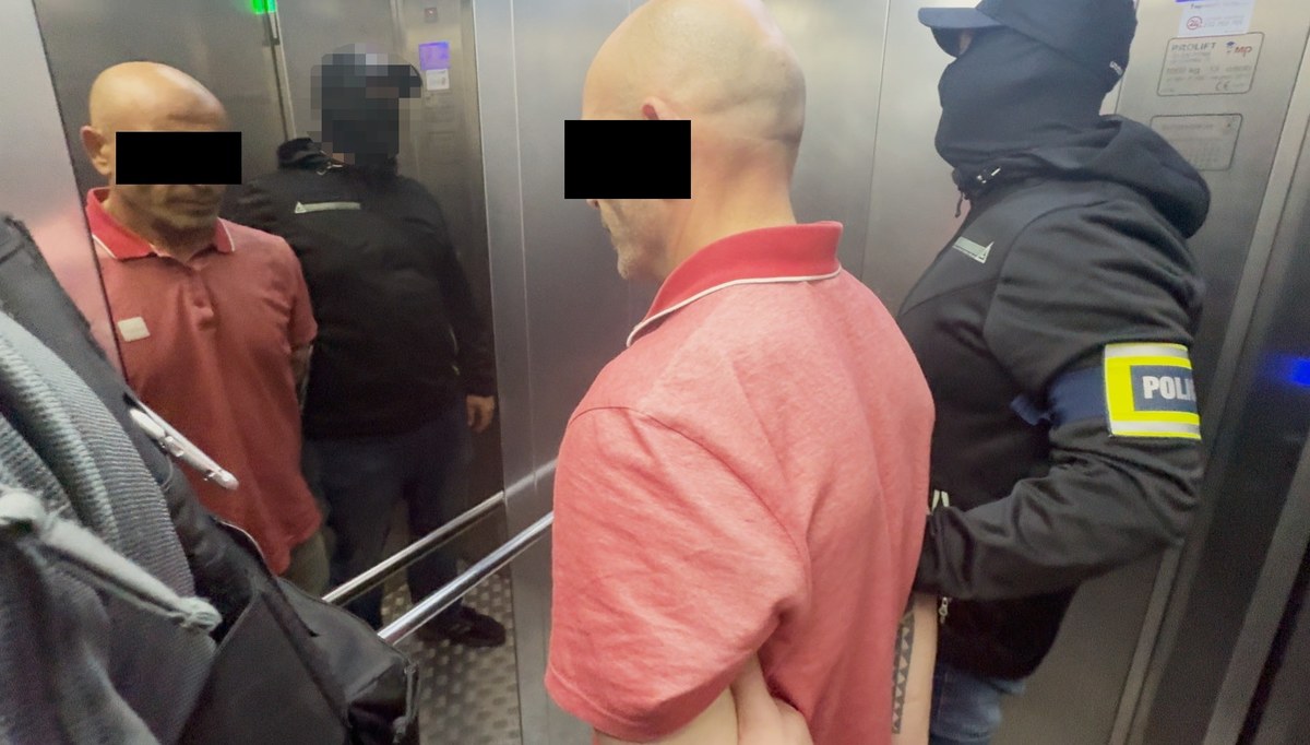 Śródmiejscy policjanci zatrzymali w okolicach Warszawy jednego z najbardziej poszukiwanych gruzińskich przestępców. Reporter RMF FM dowiedział się, że to "wor w zakonie" - w półświatku za naszą wschodnią granicą tak określa się gangsterów, którzy są przestępczymi autorytetami. Podczas dynamicznej akcji funkcjonariusze przejęli siedem sztuk broni i ponad 200 sztuk amunicji.