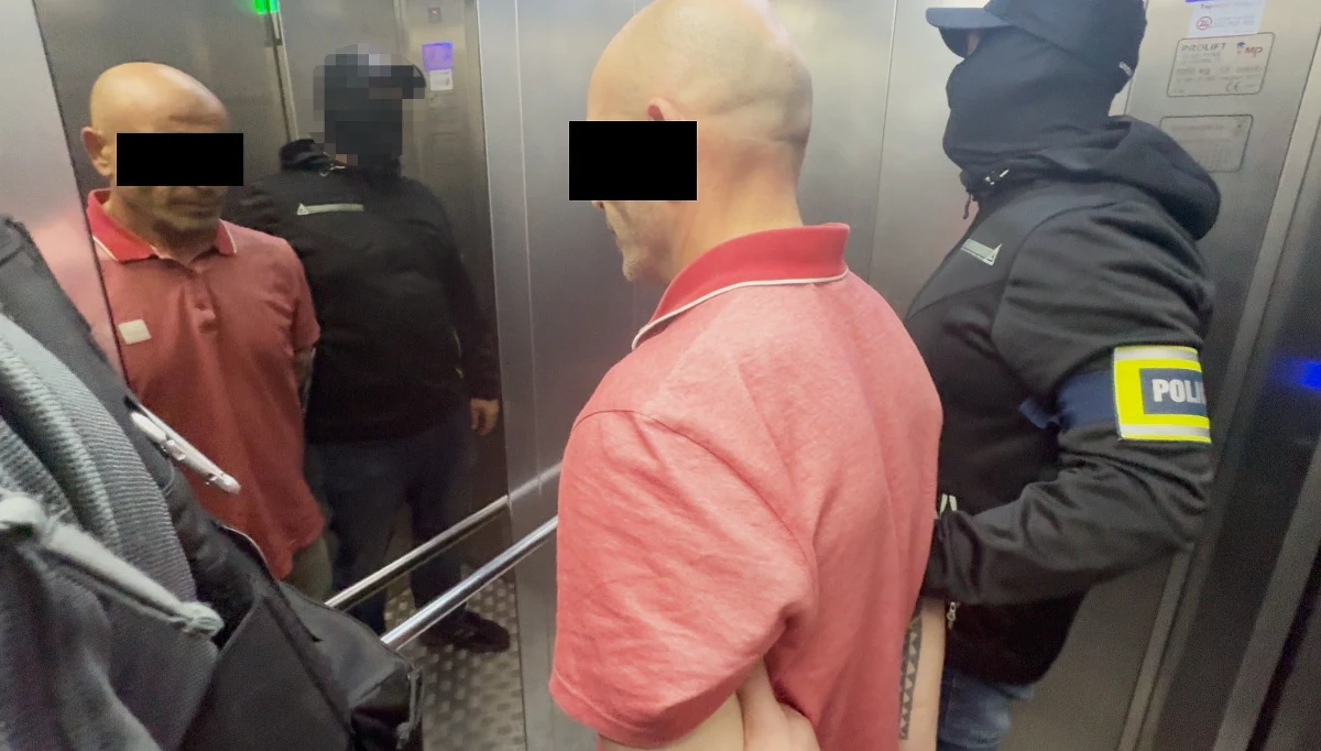 Śródmiejscy policjanci zatrzymali w okolicach Warszawy jednego z najbardziej poszukiwanych gruzińskich przestępców. Reporter RMF FM dowiedział się, że to "wor w zakonie" - w półświatku za naszą wschodnią granicą tak określa się gangsterów, którzy są przestępczymi autorytetami. Podczas dynamicznej akcji funkcjonariusze przejęli siedem sztuk broni i ponad 200 sztuk amunicji.