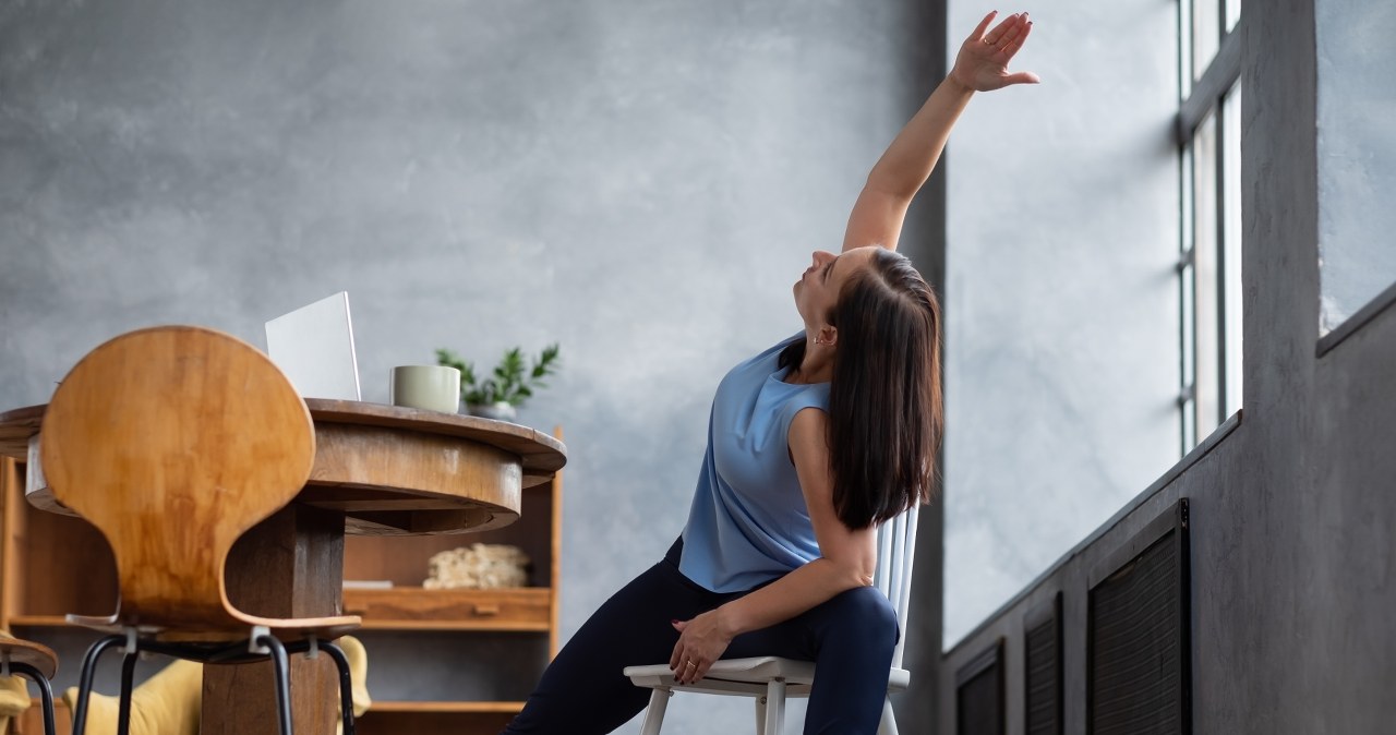 Najlepsze ćwiczenia na kręgosłup. Wykonasz je bez wstawania z krzesła