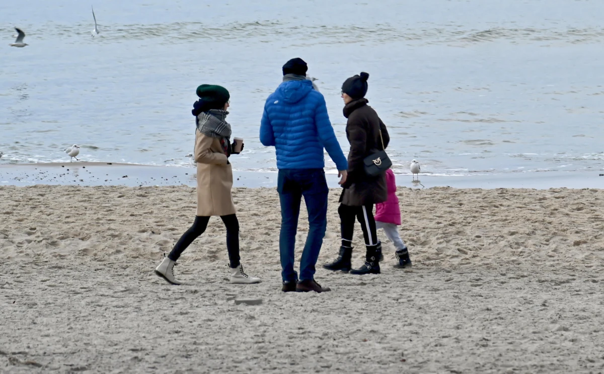 Wyjątkowo zimny maj przynosi tegoroczna wiosna. Synoptycy z Instytutu Meteorologii i Gospodarki Wodnej poinformowali w piątek, że do Polski dalej napływa chłodna, wilgotna, arktyczna masa powietrza. Choć w nocy z piątku na sobotę przymrozki możliwe są tylko na południu, w całym kraju będzie zimno i nieprzyjemnie. Najbardziej we znaki dadzą się jednak gwałtowne burze. 