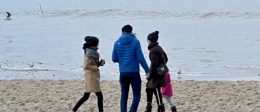 Wyjątkowo zimny maj przynosi tegoroczna wiosna. Synoptycy z Instytutu Meteorologii i Gospodarki Wodnej poinformowali w piątek, że do Polski dalej napływa chłodna, wilgotna, arktyczna masa powietrza. Choć w nocy z piątku na sobotę przymrozki możliwe są tylko na południu, w całym kraju będzie zimno i nieprzyjemnie. Najbardziej we znaki dadzą się jednak gwałtowne burze. 