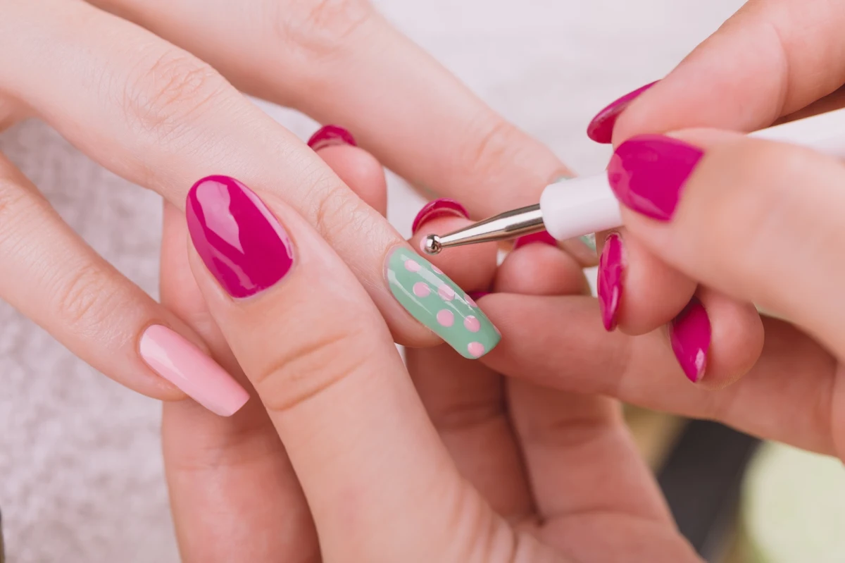 Główny Inspektorat Sanitarny przekazał, że popularne dotychczas produkty kosmetyczne z TPO mają zniknąć z rynku. Od 1 września 2025 r. będzie obowiązywał zakaz ich stosowania na terenie całego kraju. 
