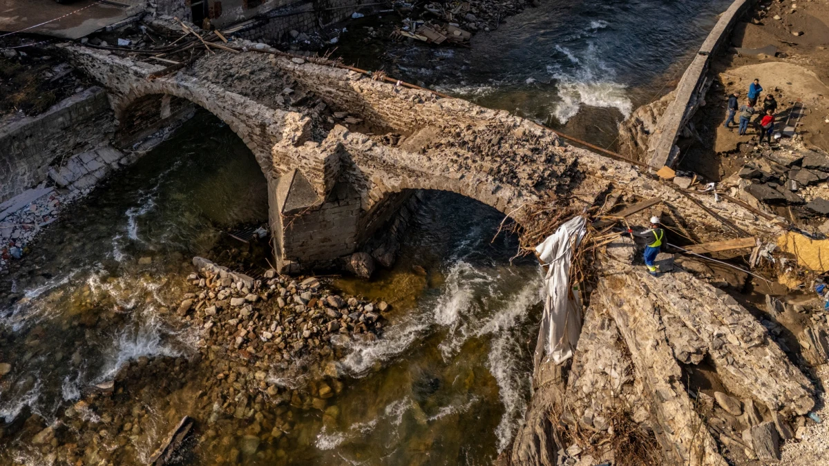 Mieszkańcy Lądka-Zdroju (woj. dolnośląskie) odzyskali nadzieję na znalezienie pomnika św. Jana Nepomucena z zabytkowego mostu. Zaginął podczas wrześniowej powodzi. Poszukiwania trwają nieprzerwanie od 8 miesięcy. 