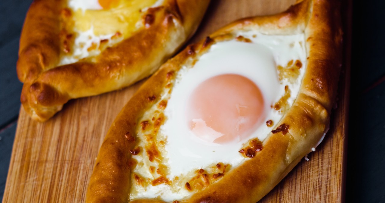 Gruzińska uczta bez biletu lotniczego: jak przygotować domowe chaczapuri?