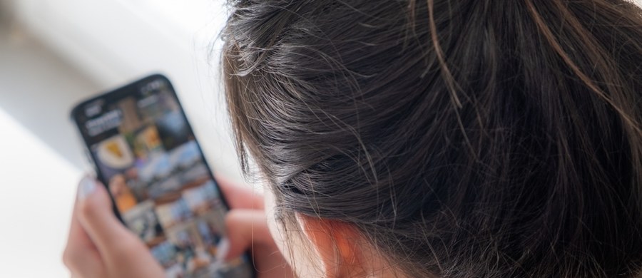 Godzinami scrollujemy smartfony, oglądamy streamingi i nieraz przeglądamy internet „na dwa ekrany” – skutki tego obserwują m.in. okuliści. Każda dodatkowa godzina przed ekranem zwiększa ryzyko rozwoju krótkowzroczności (miopii) aż o 21 proc. To obecnie najczęściej diagnozowana wada wzroku. „Problem pogłębia brak aktywności, jaki towarzyszy korzystaniu z urządzeń z ekranem, oraz wielogodzinne przebywanie w zamkniętych pomieszczeniach i w sztucznym świetle” – zauważa okulistka doktor Iwona Filipecka.