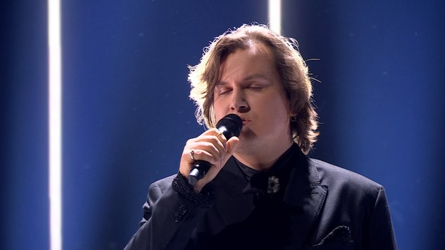 Artysta poruszył serca widowni oraz jurorów, co zapewniło mu szansę na udział w finale "Must Be The Music". Zobacz w piątek o 19:55 w Polsacie. 