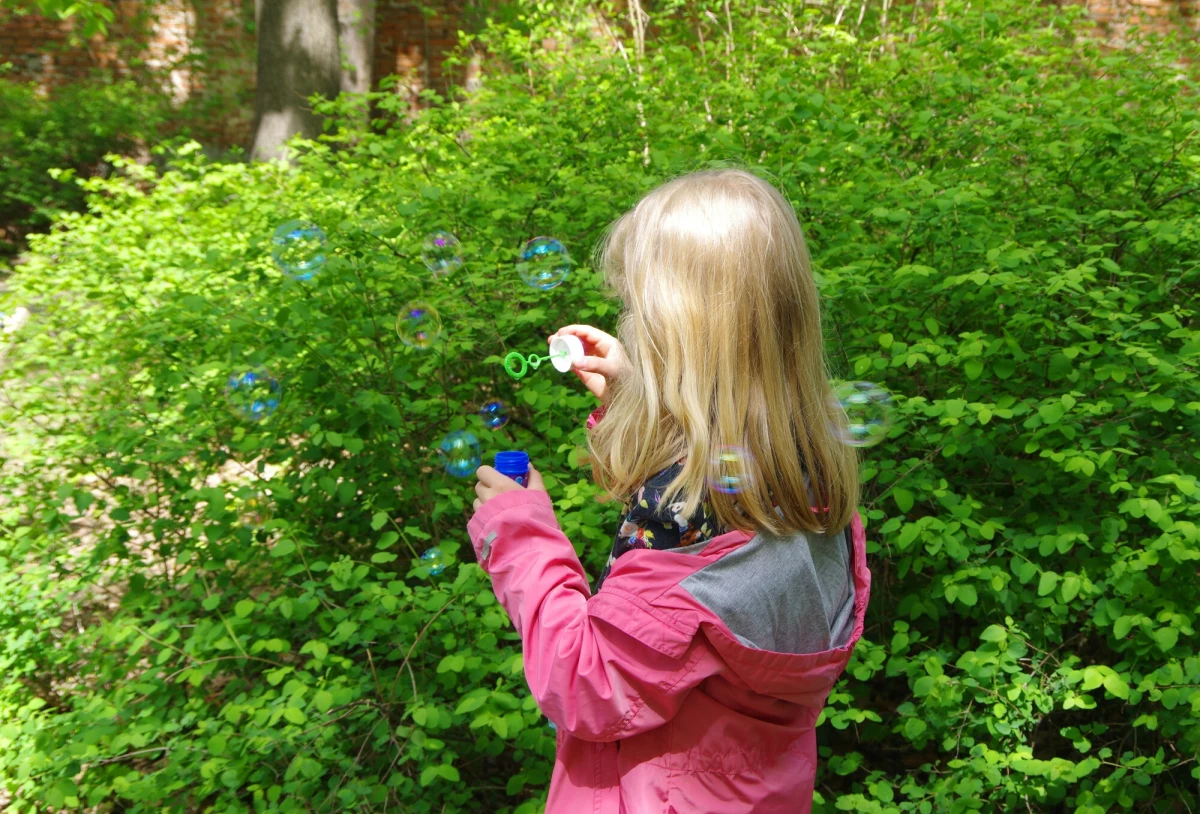 Para jadąca białym busem - przypominającym samochód kurierski - próbowała wciągnąć do samochodu małą dziewczynkę. Ta wracała ze świetlicy szkolnej do domu. Na szczęście dziecku udało się uciec. Do zdarzenia doszło w miejscowości Czyrna koło Krynicy-Zdroju w Małopolsce.