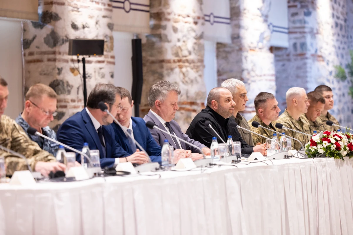 ​W Stambule zakończyło się spotkanie delegacji USA, Ukrainy i Turcji w sprawie zakończenia wojny w Ukrainie. W trwających około godziny rozmowach uczestniczyli ministrowie spraw zagranicznych tych państw: Marco Rubio, Andrij Sybiha i Hakan Fidan. Po nich ruszyły rozmowy między Ukrainą, Rosją i Turcją, które dobiegły już końca. "Te rozmowy do niczego nie doprowadziły, oprócz kilku kompromitujących spotkań, na których niczego nie ustalono" - skomentował Maciej Milczanowski, profesor z Uniwersytetu Rzeszowskiego w rozmowie z Tomaszem Terlikowskim na antenie Radia RMF24.