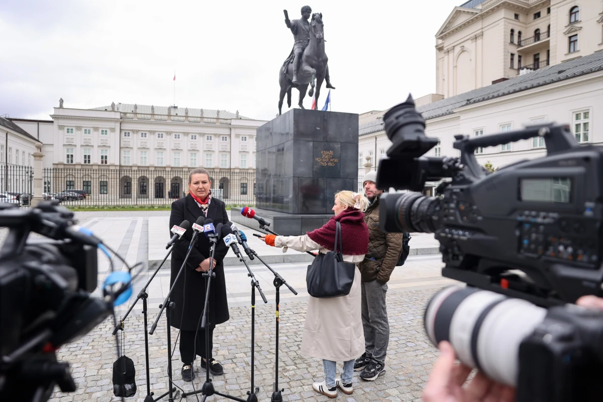 "Szef Agencji Bezpieczeństwa Wewnętrznego przekazał prezydentowi i premierowi wyjaśnienia nt. działań w sprawie informacji NASK" - przekazał Jacek Dobrzyński, rzecznik prasowy MSWiA i koordynatora służb specjalnych. To odpowiedź na wcześniejszy ruch Kancelarii Prezydenta RP. KPRP wystąpiła o niezwłoczne przedstawienie informacji w związku z incydentami komunikowanymi przez Naukową i Akademicką Sieć Komputerową (NASK). Chodzi o podejrzane reklamy wyborcze, które pojawiły się w mediach społecznościowych.
