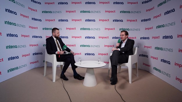 W Polsce warto rozważyć wprowadzenie podatku katastralnego – mówi Interii Biznes Jan Szyszko, wiceminister funduszy i polityki regionalnej. Nie dla wszystkich, a dla osób - dodaje - które mają trzy mieszkania i więcej. - Przeprowadziliśmy wstępne analizy na ten temat – wychodzi na to, że takie rozwiązanie objęłoby raptem 0,8 proc. najbogatszych Polaków, co wydaje się być dosyć sensowne – informuje. 
