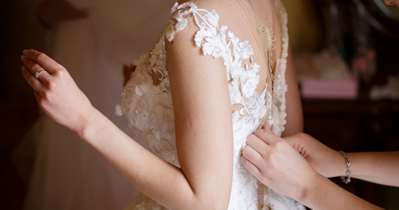 Najmodniejsze suknie ślubne w okresie 2025. Goście będą podziwiać