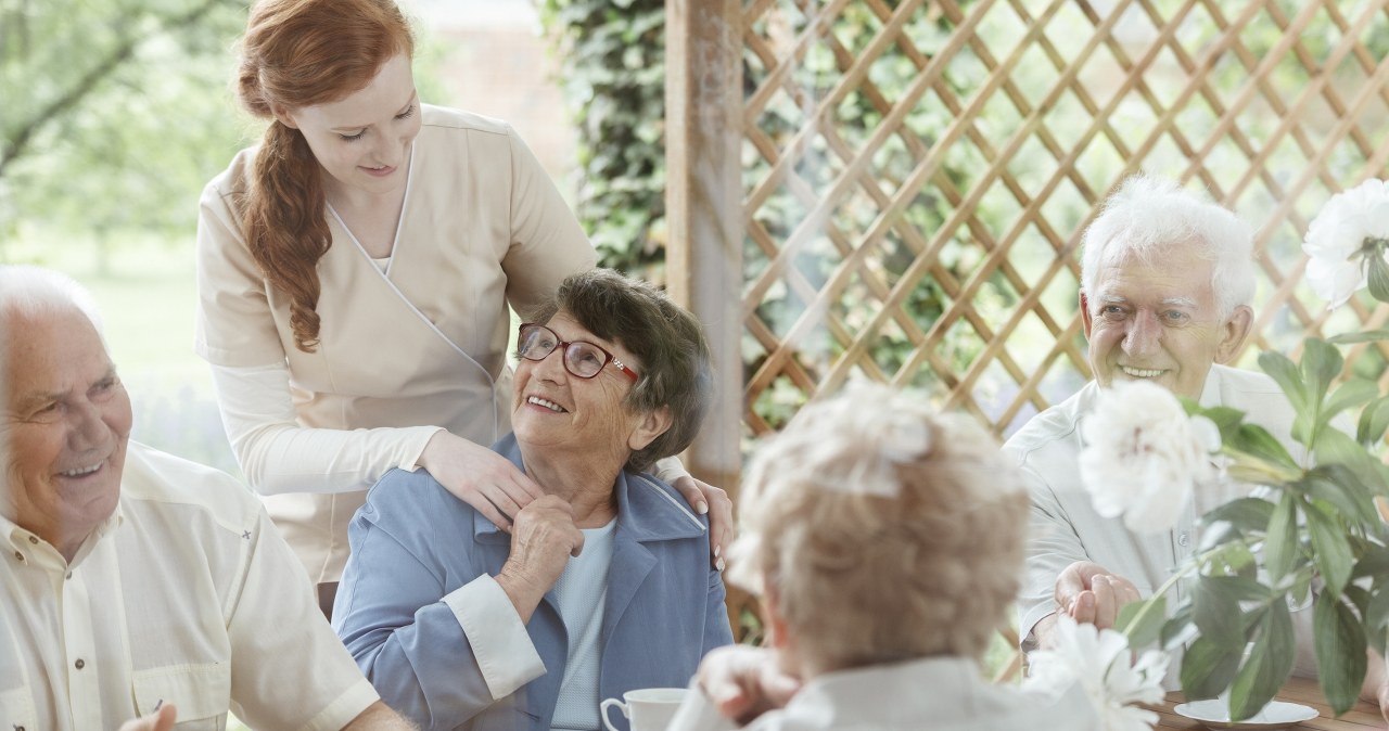 Stylizacje na komunię wnucząt dla kobiet po 60-tce. Odmładzają ekspresowo