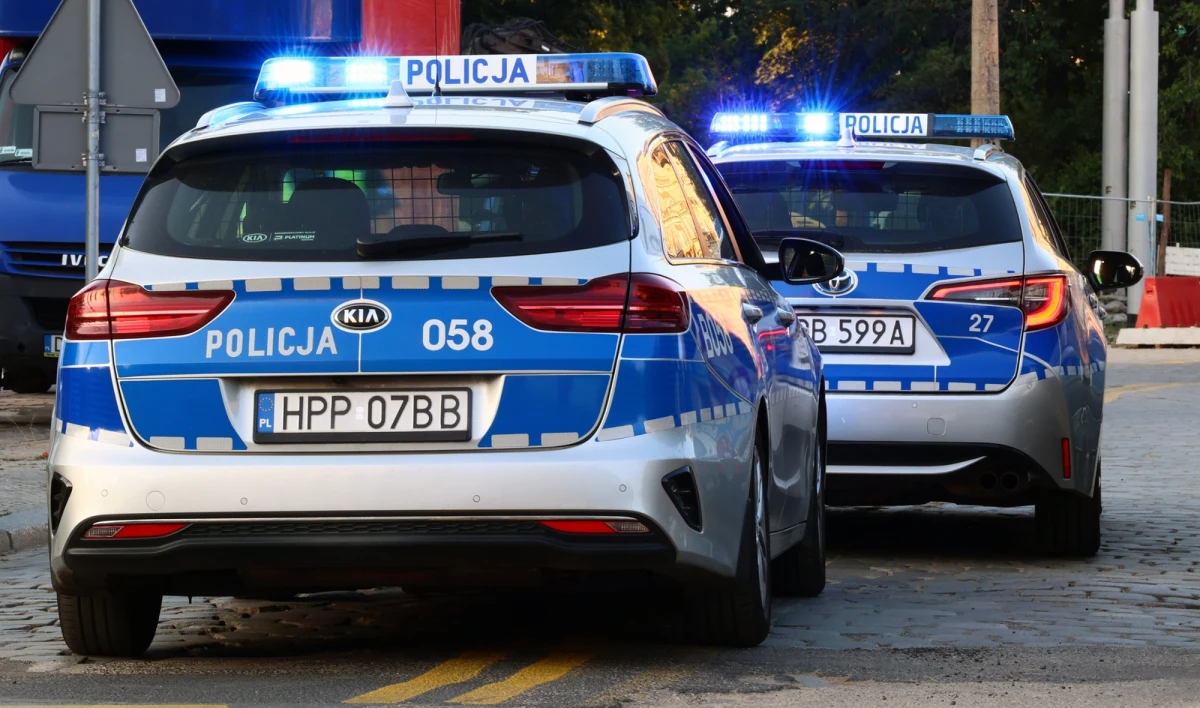 Nie zatrzymał się w Czechach do kontroli i uciekł do Polski. Trwa obława. O brawurowym pościgu jeleniogórskich policjantów w okolicach Kowar (Dolnośląskie) informuje reporterka RMF FM Martyna Czerwińska.