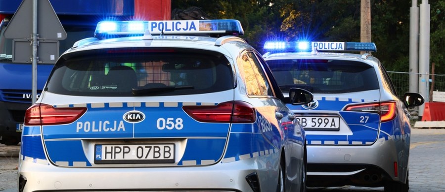 Nie zatrzymał się w Czechach do kontroli i uciekł do Polski. Trwa obława. O brawurowym pościgu jeleniogórskich policjantów w okolicach Kowar (Dolnośląskie) informuje reporterka RMF FM Martyna Czerwińska.