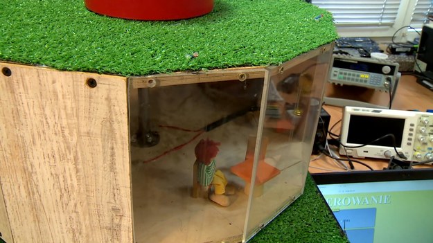 Prototyp obrotowego i ekologicznego domu przyszłości stworzyli uczniowie z Wrześni. Projekt heksagonalnego, czyli sześciokątnego domu jednorodzinnego powstał na konkurs młodych programistów. Dom przyszłości będzie napędzany odnawialną energią, a dodatkowo z salonu będzie można mieć dowolny widok. Jak dokładnie działa prototyp - wyjaśni Adrianna Borowicz. 