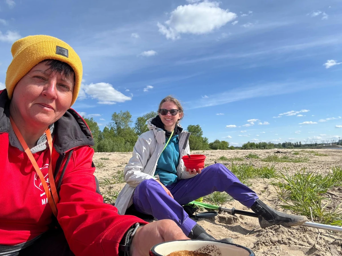 Tegoroczny, wyjątkowo zimny maj nie rozpieszcza warunkami do spływów kajakowych. Zupełnie nie przeszkadza to dwóm kajakarkom, Marcie Konek i Dominice Loll, które spontanicznie postanowiły przemierzyć królową polskich rzek. Warunki nie są łatwe. Panie mierzą się z dużymi falami, silnym wiatrem, a nawet szronem na namiocie. Przyroda wynagradza im jednak wszelkie niedogodności.