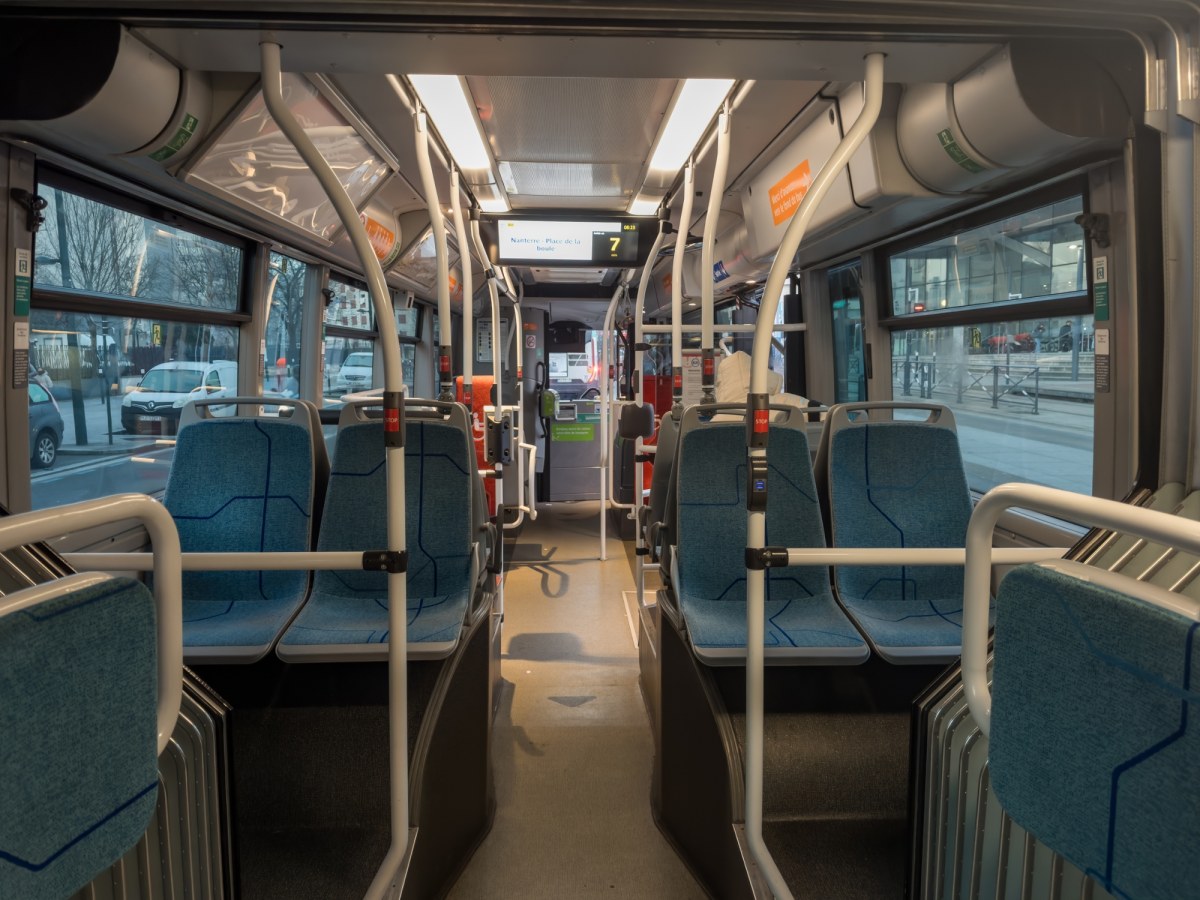 Skandal w Jaworznie: Nieprzytomna kobieta w autobusie, zero reakcji świadków