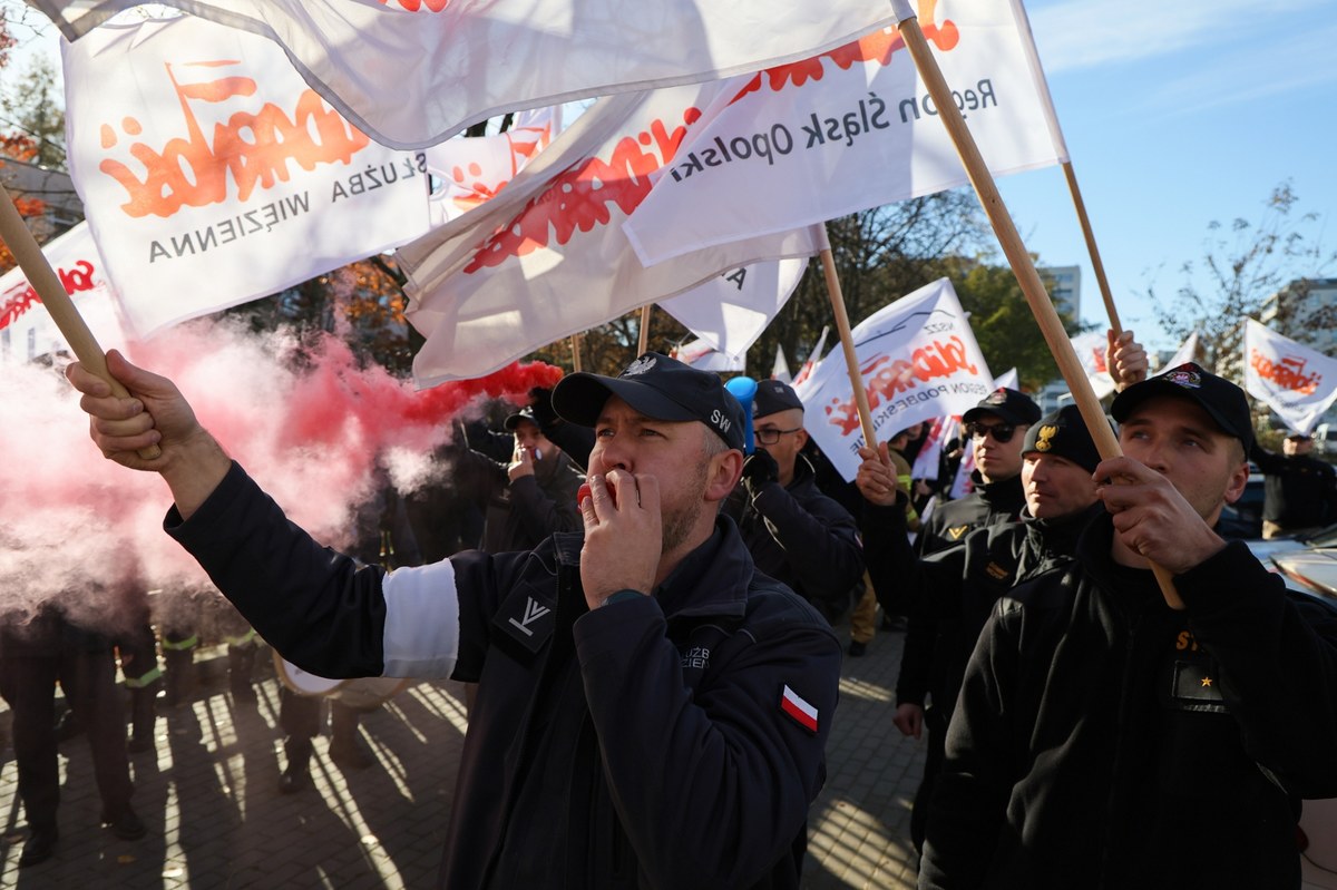 Związkowcy ze Służby Więziennej oburzeni. Napisali gorzki list do premiera