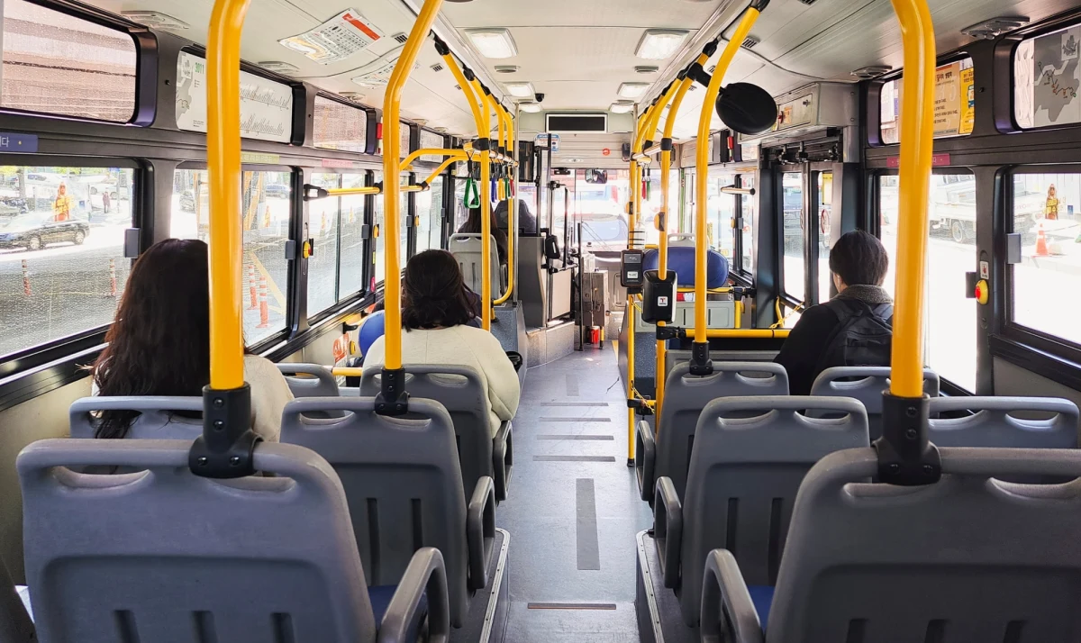 Nieprzytomną kobietę, leżącą w autobusie, znaleźli policjanci z Jaworzna (woj. śląskie). "Kolejny raz odnotowaliśmy sytuację, że świadkowie widząc osobę w potrzebie, niestety nie zareagowali" - alarmują funkcjonariusze. Jak się okazało, kobieta choruje na cukrzycę.