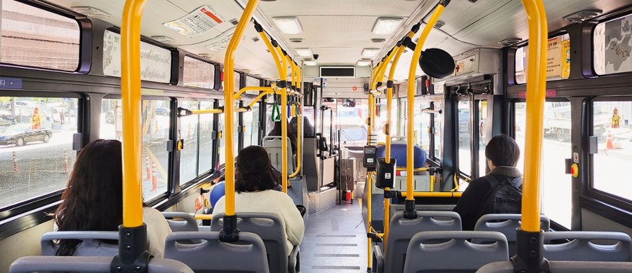 Nieprzytomną kobietę, leżącą w autobusie, znaleźli policjanci z Jaworzna (woj. śląskie). "Kolejny raz odnotowaliśmy sytuację, że świadkowie widząc osobę w potrzebie, niestety nie zareagowali" - alarmują funkcjonariusze. Jak się okazało, kobieta choruje na cukrzycę.