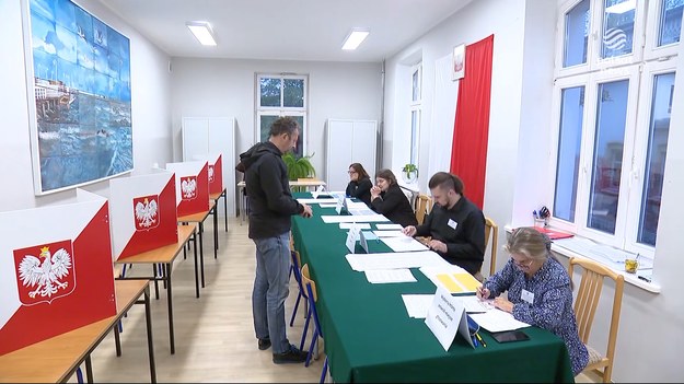 W niedzielę wybierzemy prezydenta. Polacy będą głosować  w 32 tysiącach komisji obwodowych. Jak znaleźć swoją komisję, jak potwierdzić swoją tożsamość i jak otrzymać kartę do głosowania? O tym, w materiale dla "Wydarzeń", Katarzyna Pyssa. 